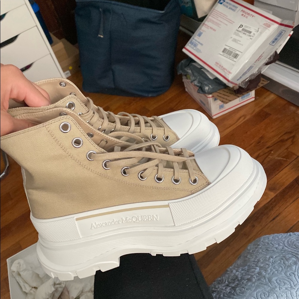 Alexander McQueen
Tread high- size 41
